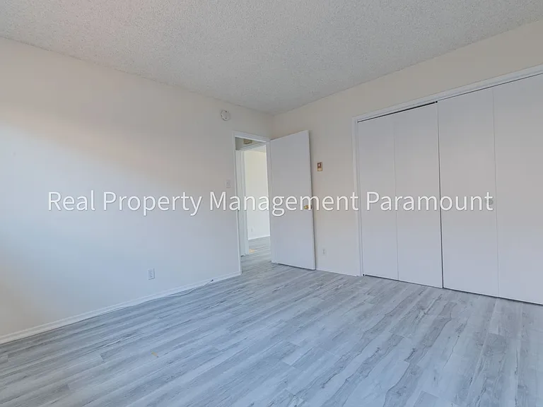 540 W Queen Street — Photo 6