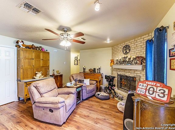 3rd image of 415 Meadowgrove Ln