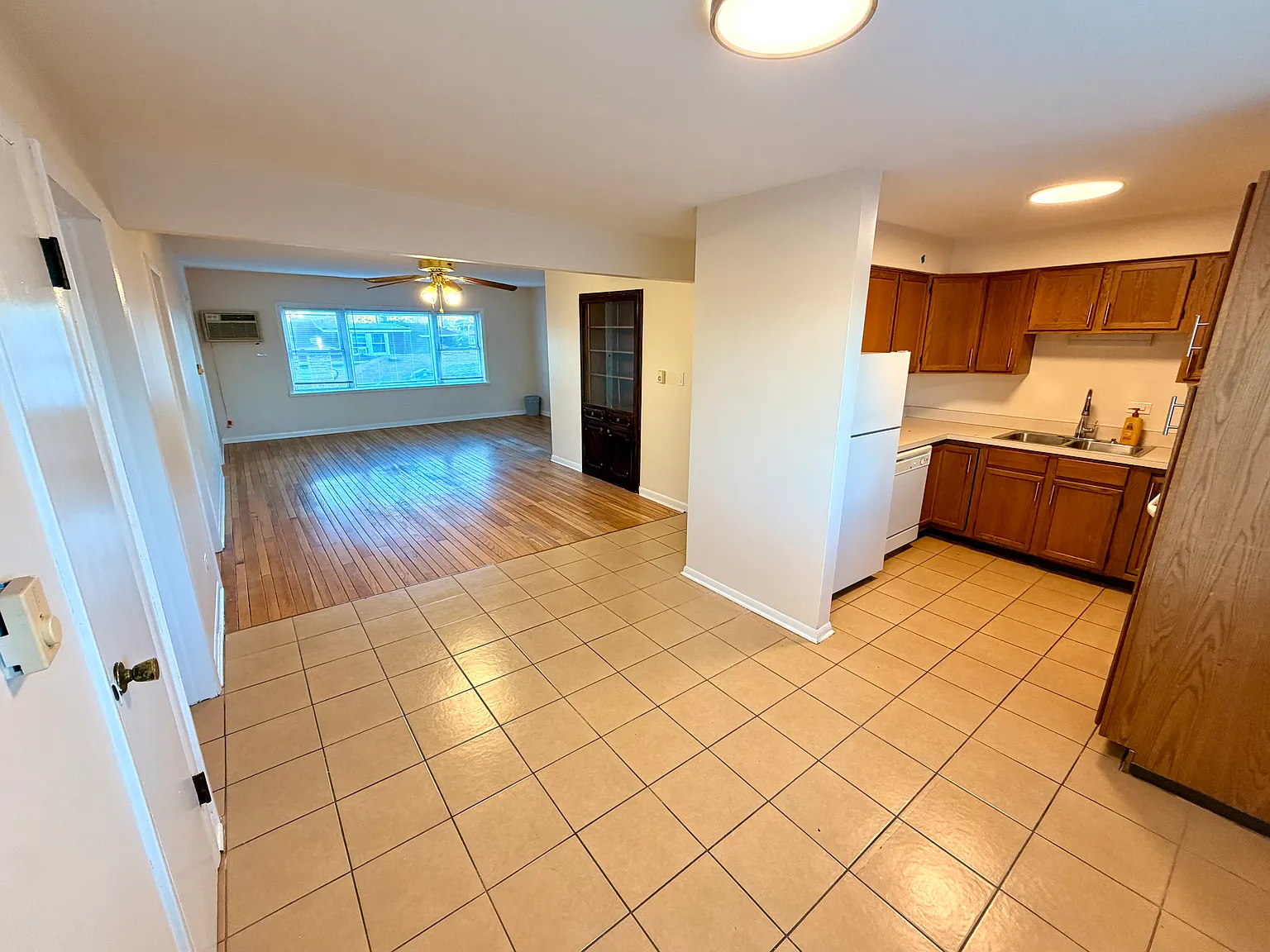 3 bed, 1300 sqft, $1,895 — Photo 2