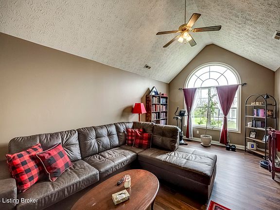 4th image of 110 Tulip Dr