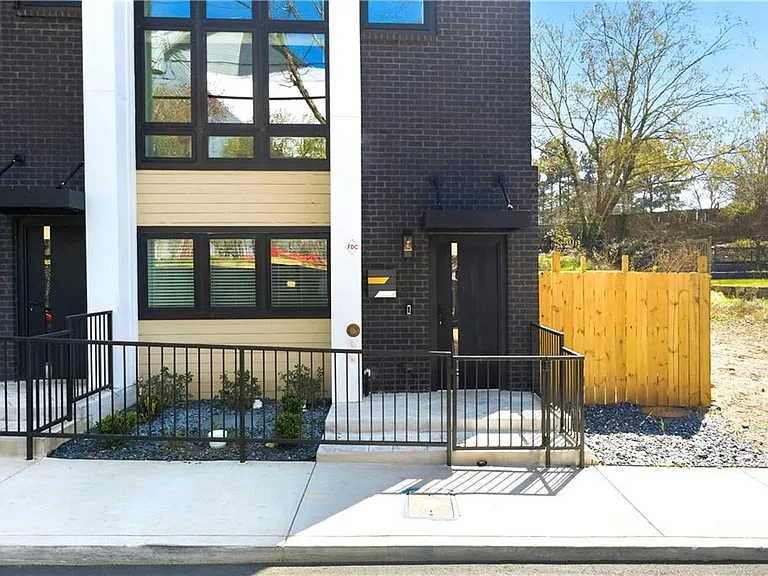 Markham St SW — Photo 1