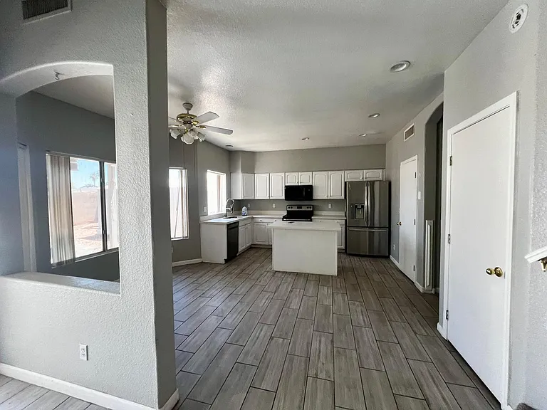 1631 N Garrett Dr — Photo 6