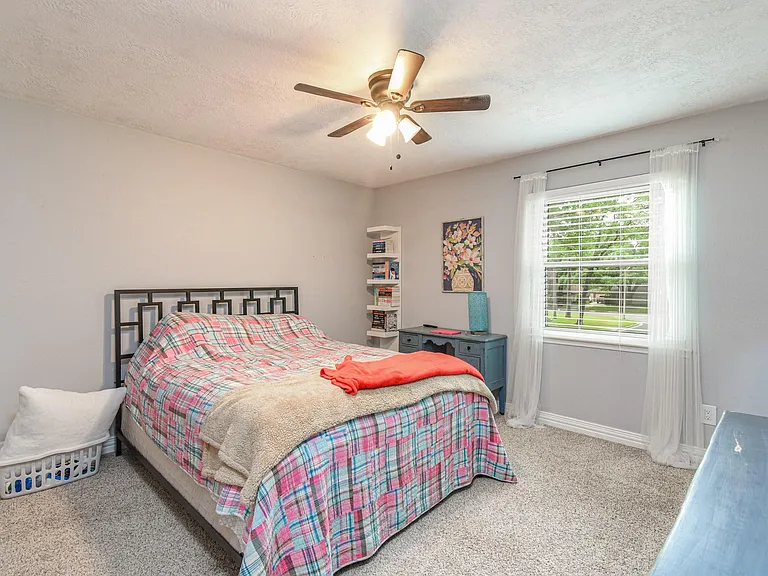 310 Prince Of Wales St — Photo 13