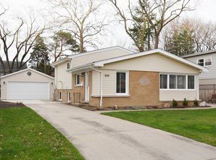 829 Holmes Ave, Deerfield, IL 60015