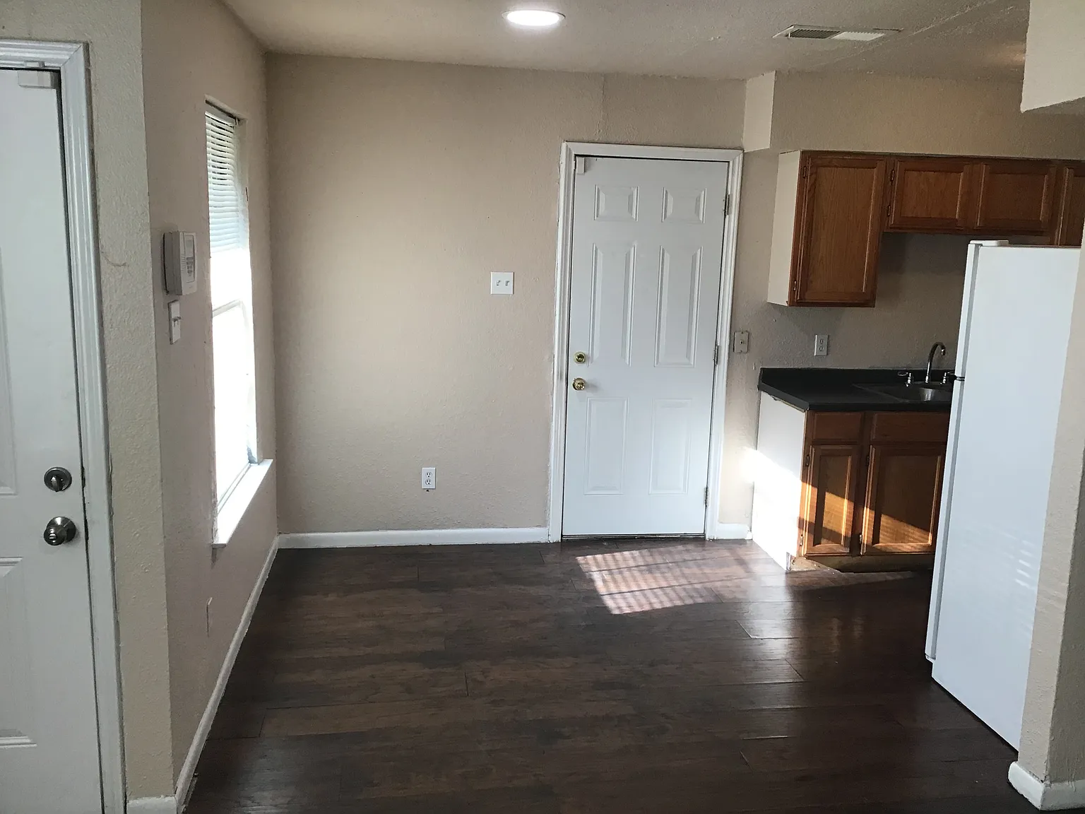 3 bed, 1.5 bath, 1300 sqft, $1,700 — Photo 3