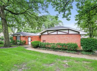 17 Saint George Dr, Rolling Meadows, IL 60008