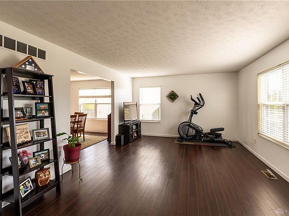 4th image of 402 Chapelgate Dr