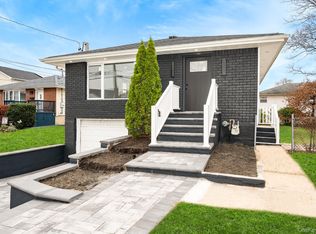 2874 Hempstead Ln, Wantagh, NY 11793