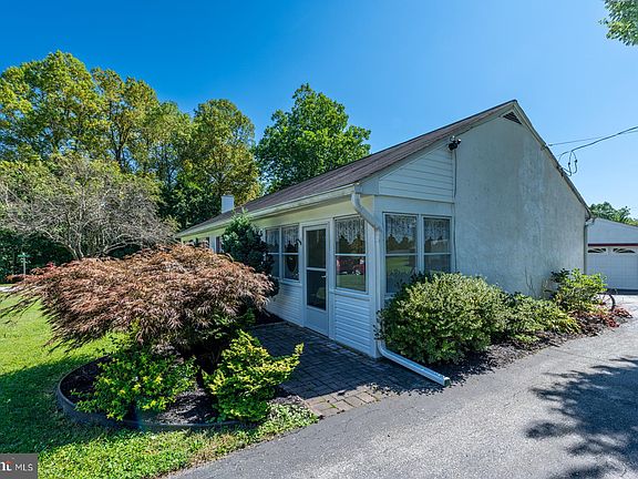 3rd image of 10 Carol Ln