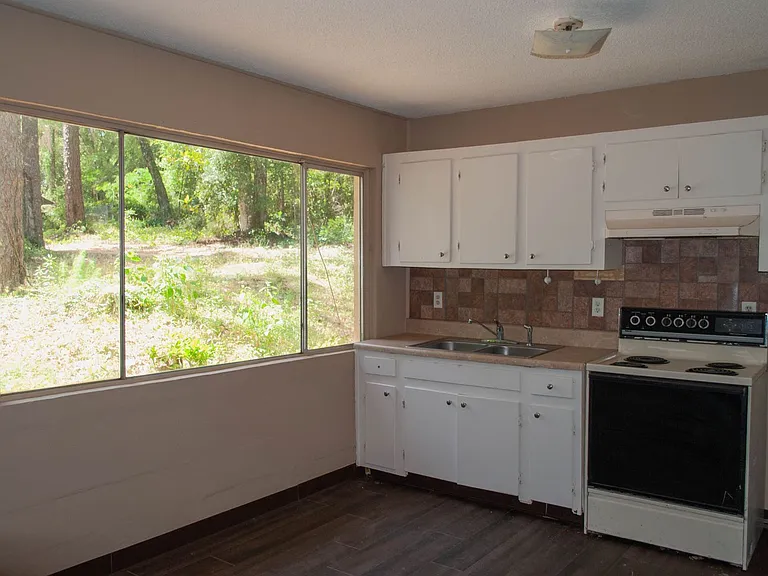 1702 Sunbeam Ln — Photo 2