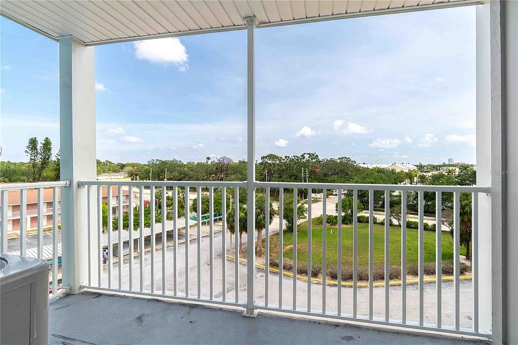 2 bed, 1.0 bath, 887 sqft, $1,600 — Photo 4