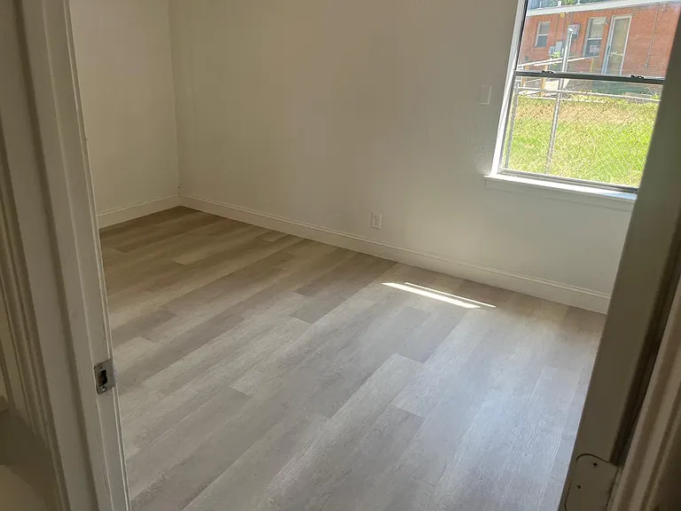 1005 Highland Dr — Photo 2