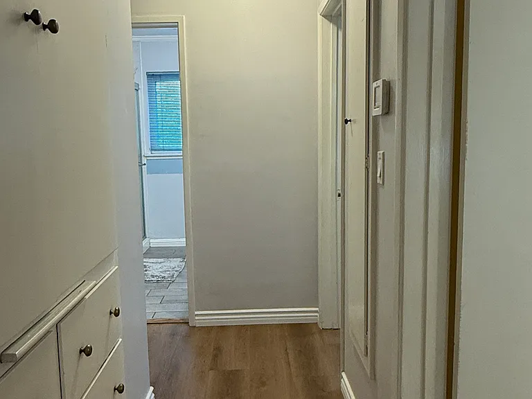 HALLWAY TO 3 BEDROOMS