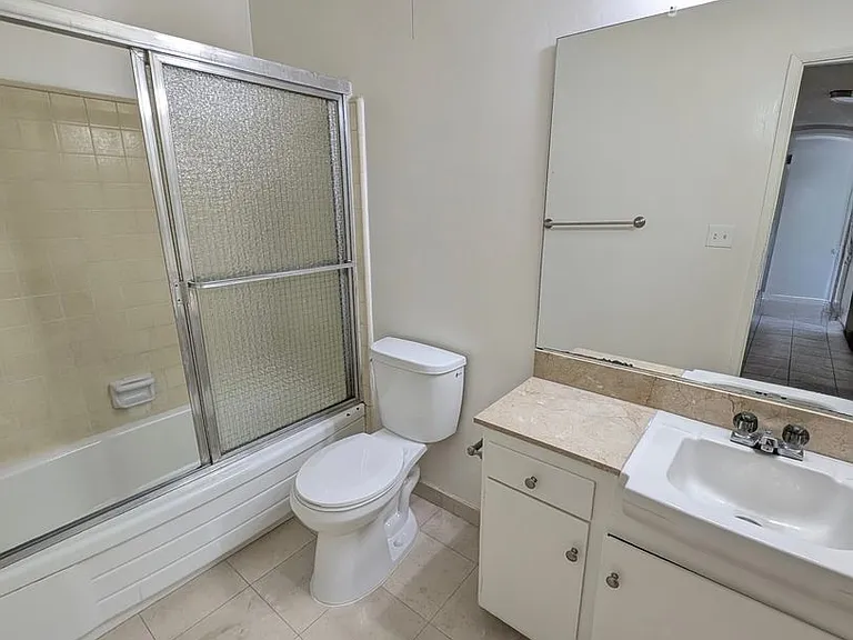 Fountainebleu Apartments — Photo 15