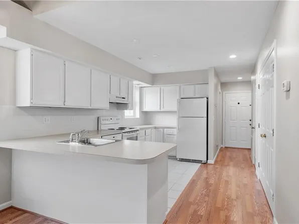 3524 W Shore Rd APT 501, Warwick, RI 02886