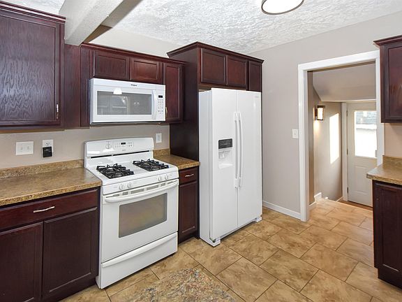 5th image of 909 2nd Ave NW