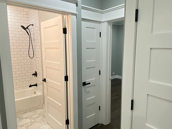 4th image of 3657 N Whipple St #2R
