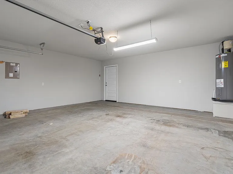 3906 Crockett Ave — Photo 37