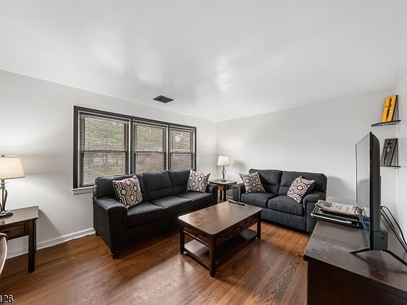 3rd image of 518 Thompson Ave