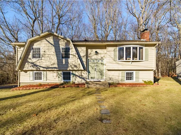 37 Elizabeth Ct, West Warwick, RI 02893