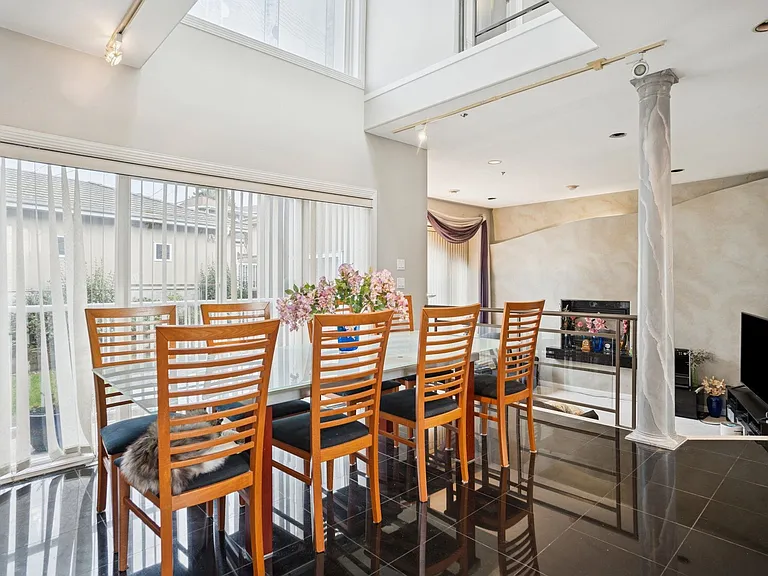 2085 Qualicum Dr — Photo 3