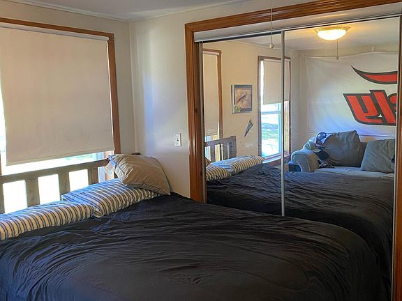 queen size bed can stay or go, tenants choice