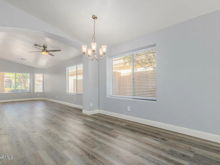 109 W Helena Dr — Photo 16