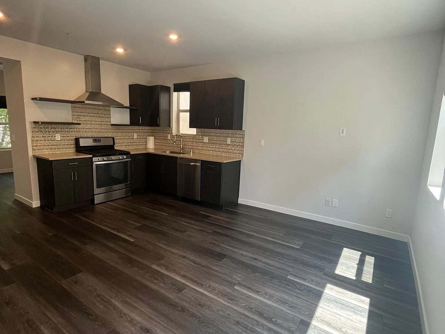 425 Lug Ln — Photo 2