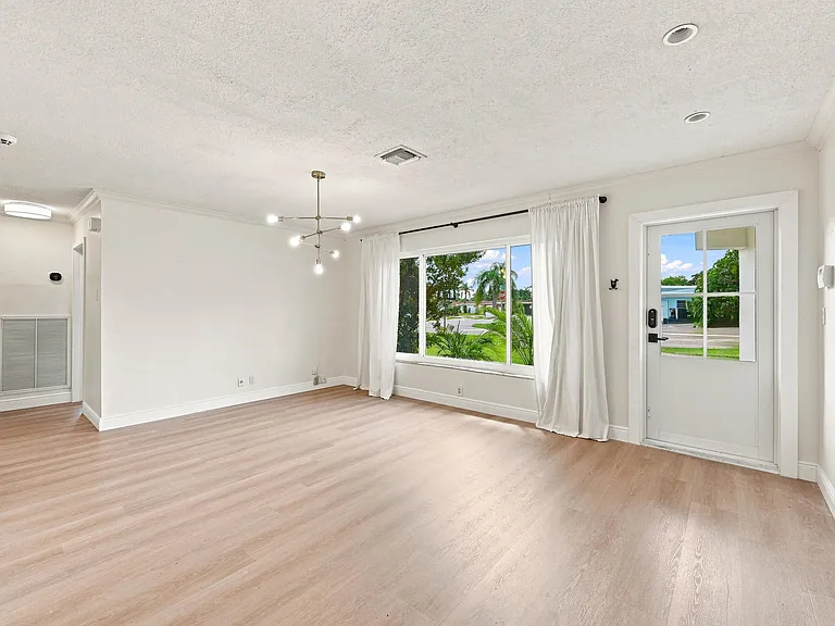 351 SW 13th St — Photo 5