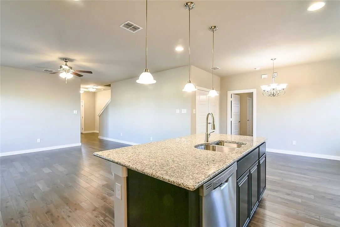 2305 Paxton Way — Photo 2