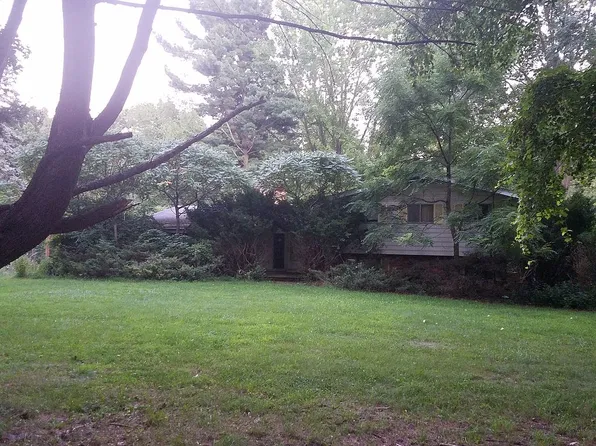 4555 Arrowhead Rd, West Bloomfield, MI 48323