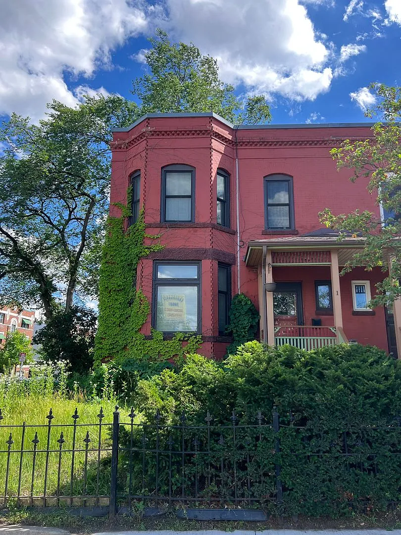 4 Bedroom 1.5 bathroom townhome in Lyndale neighborhood — Photo 1