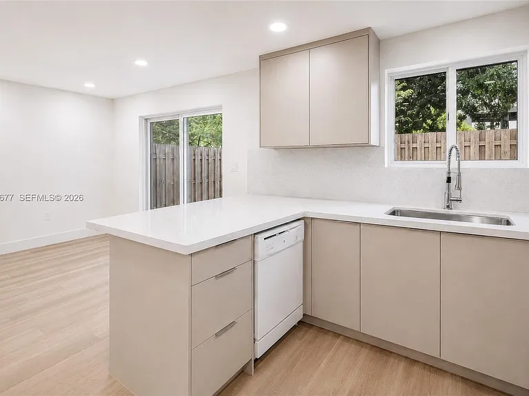 82 SW 3rd Ct — Photo 3