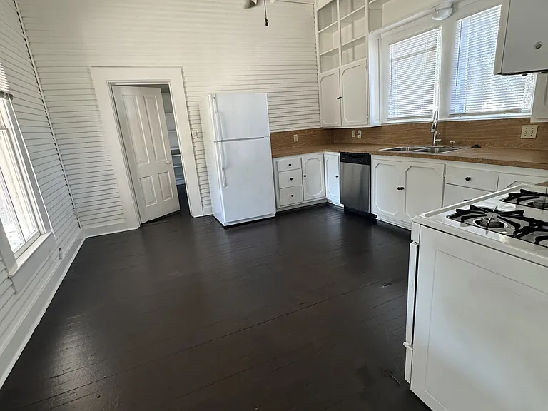 302 S Burleson — Photo 14