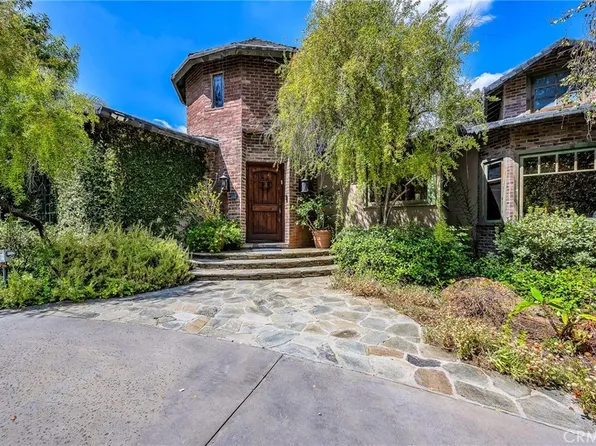 20111 Wells Dr, Woodland Hills, CA 91364