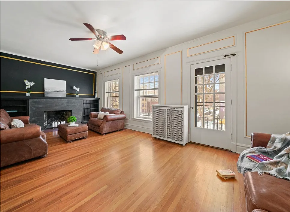 Building Photo - 1067 W Balmoral Ave #2