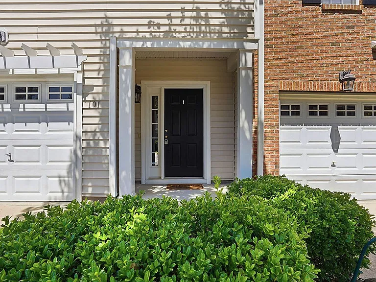 101 Fanwood Ct — Photo 2