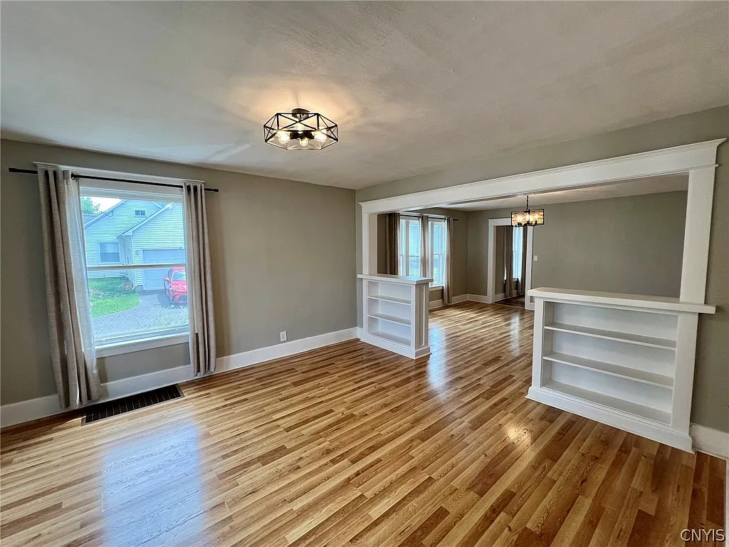 3 bed, 1.0 bath, 1300 sqft, $1,800 — Photo 2