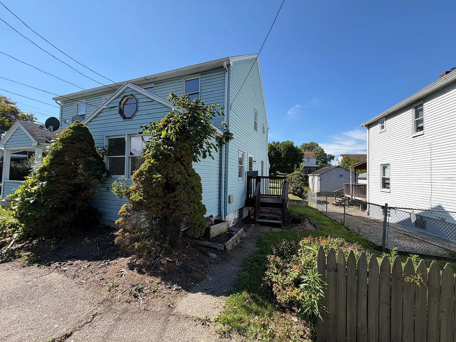 561 Farnsworth — Photo 2