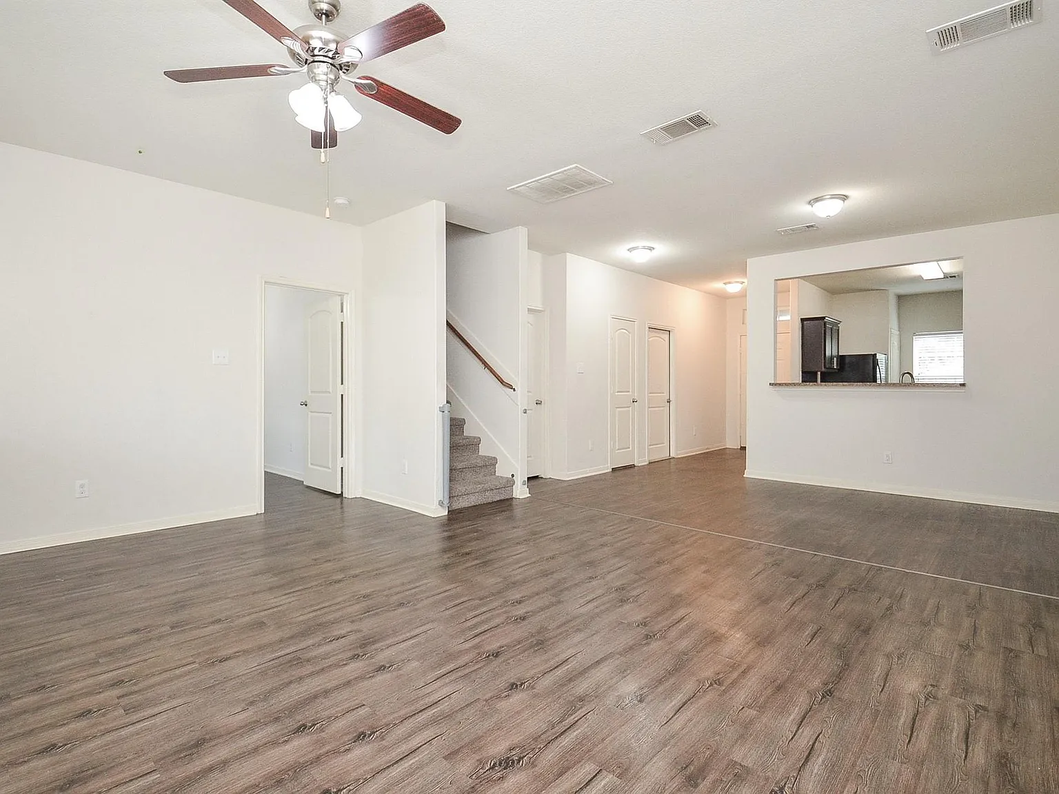 5 bed, 2.5 bath, 2640 sqft, $2,300 — Photo 4