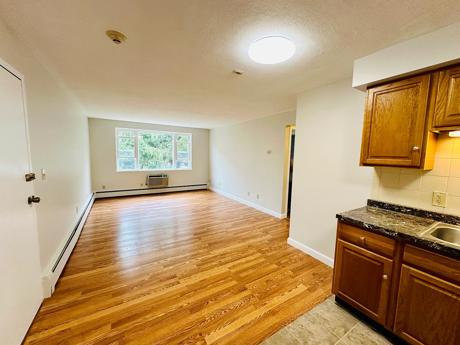 2 bed, 732 sqft, $2,400 — Photo 2