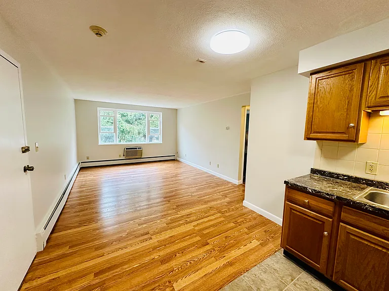 1105 Lexington St #8-4 — Photo 2