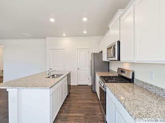 5th image of 815 Elias Tarn Dr