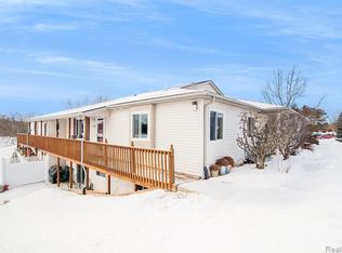 1079 Lake Park Cir, Grand Blanc, MI 48439