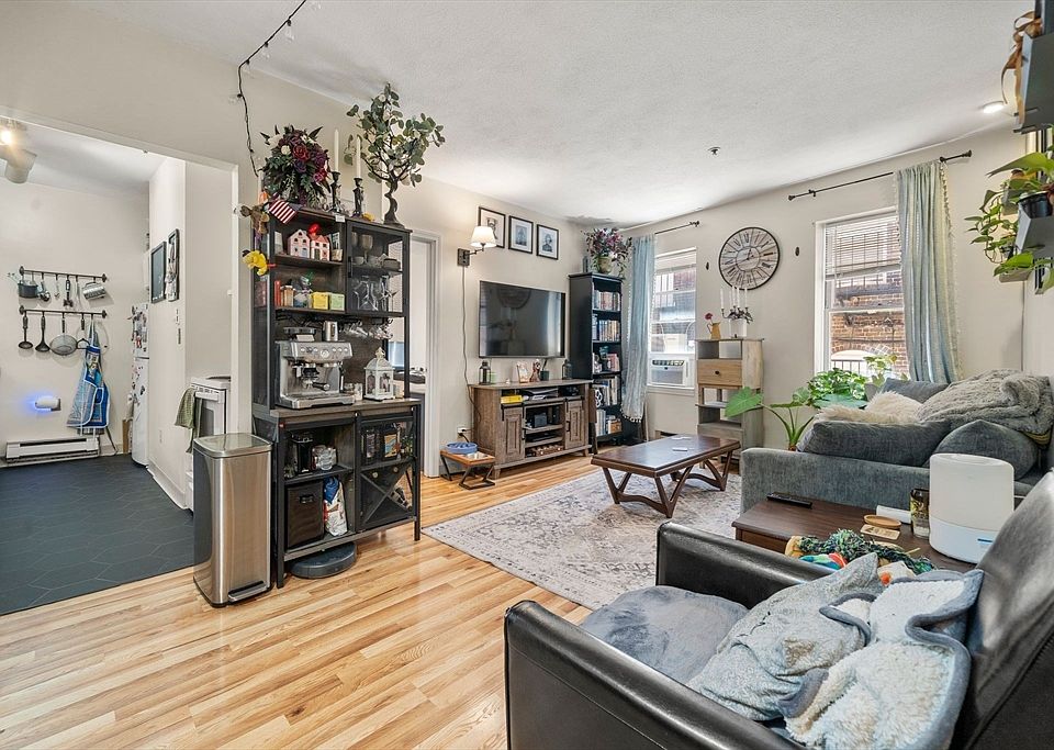 1st image of 136 Prince St APT 3