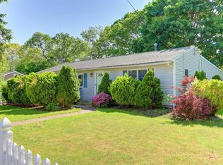 38 Commonwealth Ave, Lake Grove, NY 11755