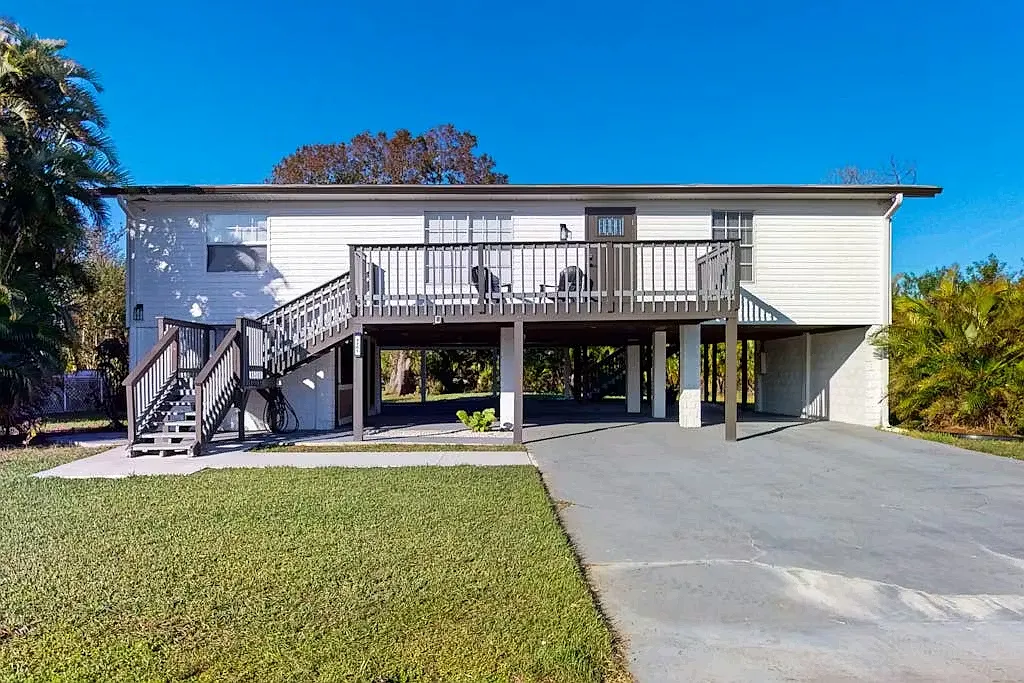 3 bed, 1200 sqft, $2,049 — Photo 1