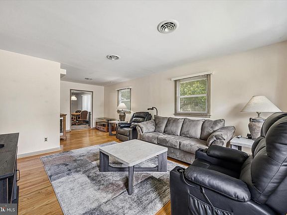 4th image of 209 Garden Gate Ln