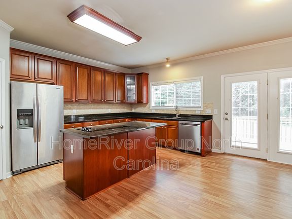 5th image of 4214 Clovelly Dr
