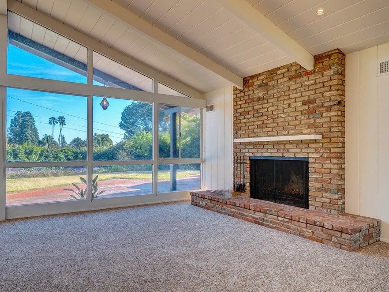 4 bed, 2441 sqft, $5,700 — Photo 4
